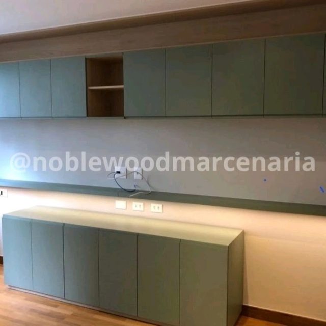 Armários verdes com bancada iluminada por baixo