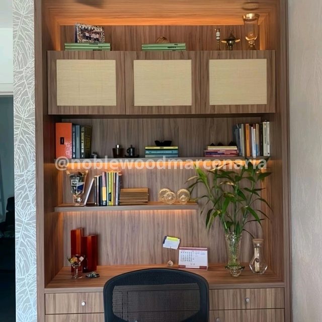 Estante com portas de palha, prateleiras iluminadas e bancada de trabalho